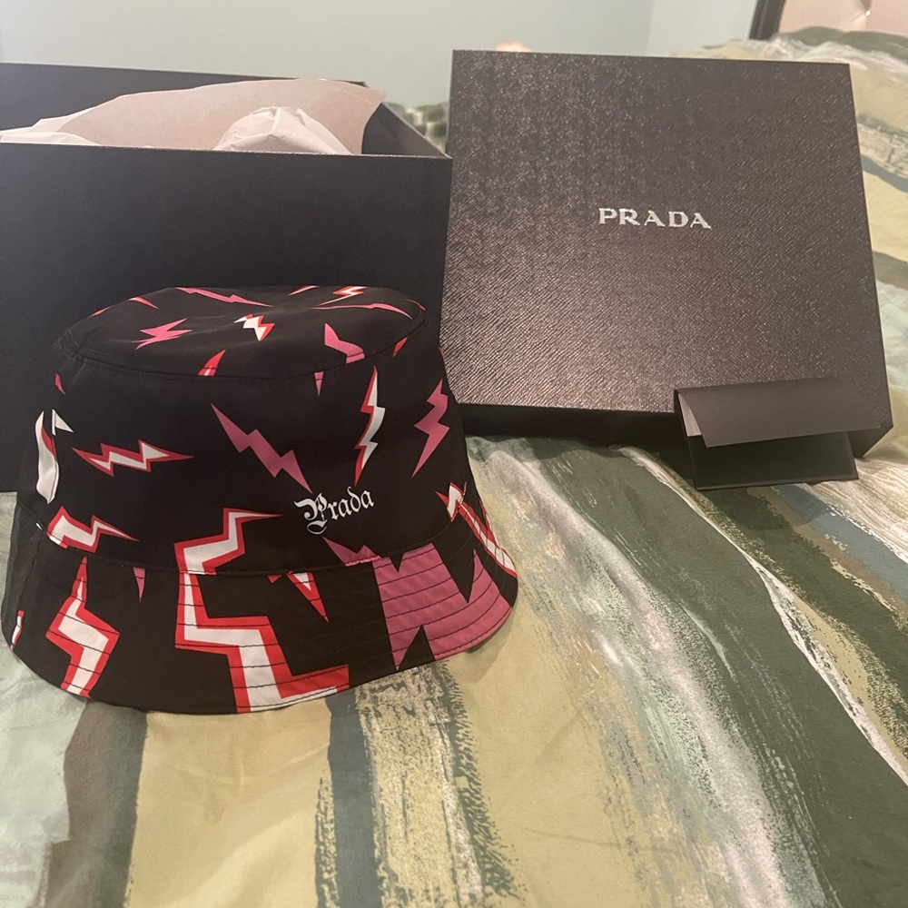 Brand new Prada hat:)offer me:)